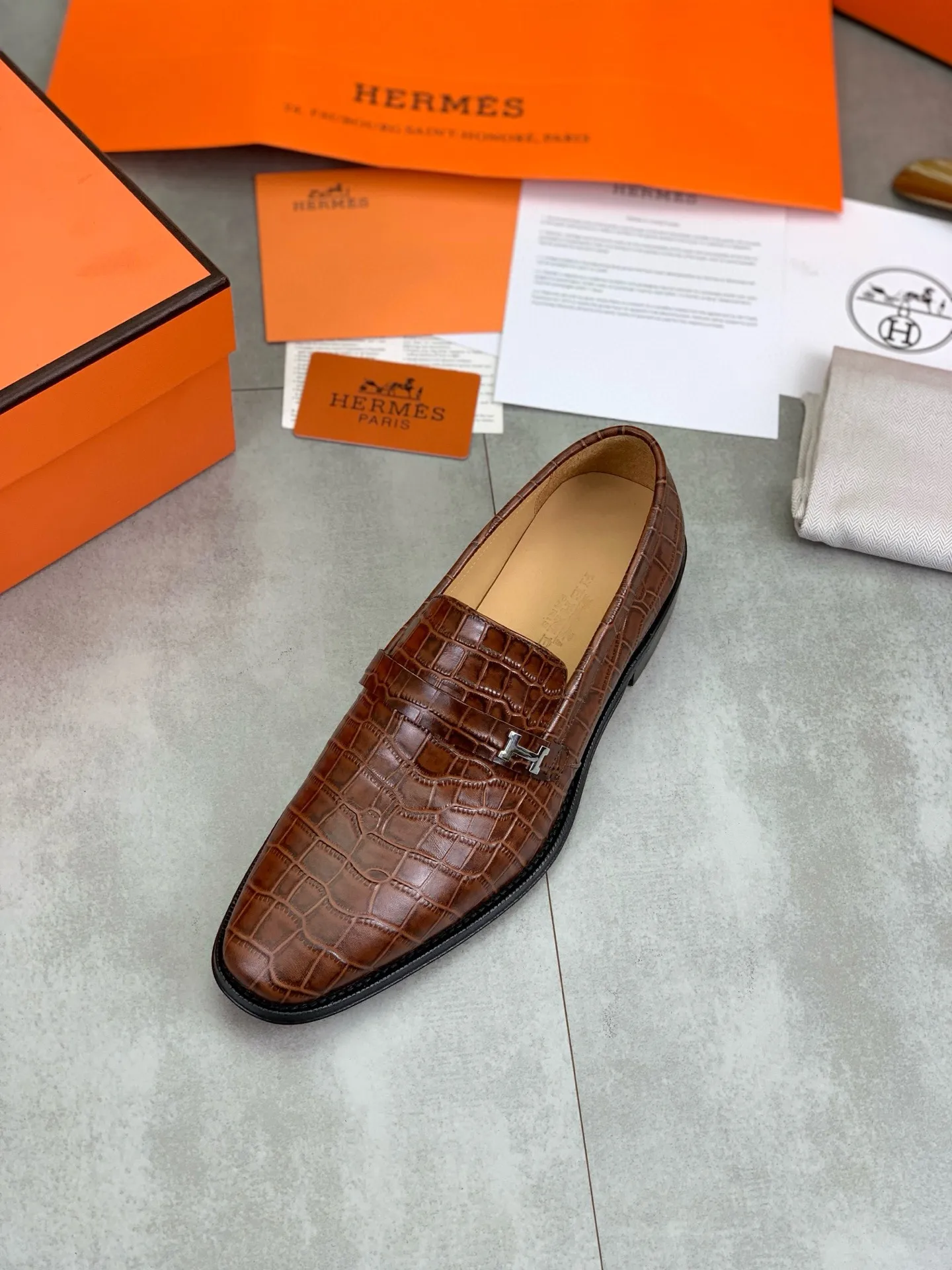 Factory price P960 💰Top version 💎💎💎 Original leather outsole Brand: Hermès (Hermès) Standard code: Men's size 39-44 (38, 45 can be customized) Grade: Same as the official website Original quality materials: Original soft calfskin Water-dyed cowhide lining Original Italian leather outsole Style categories: Men's fashion Formal casual leather shoes Slip-on men's shoes series Young fashion European and American trends, British style, colors: multiple options, counter packaging